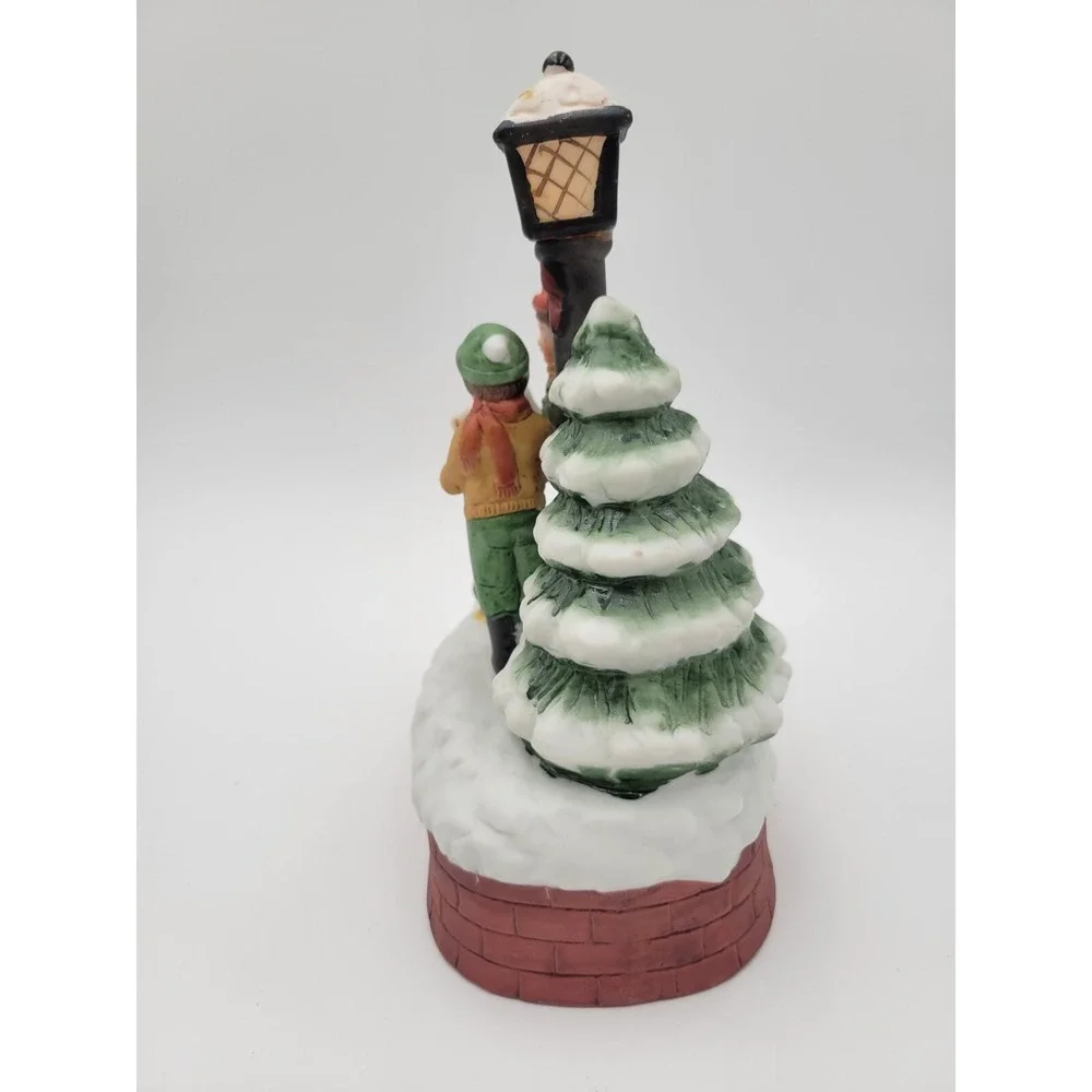 VTG House of Lloyd Carolers lighted music box plays Hark the herald angels‎ sing